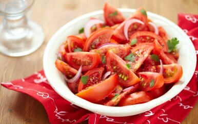 Recept za najbolju salatu od rajčice! Toliko je fina da je možete jesti i bez mesa i bez kruha