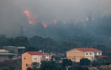 Treći dan gori otok: Proglašeno izvanredno stanje, vlasti sumnjaju na podmetanje požara