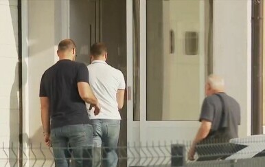 Počela pretraga doma muškarca koji je osumnjičen da je naručio dvostruko ubojstvo