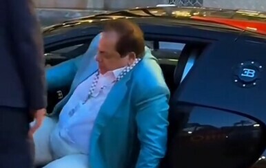Milijuni se sprdaju s bogatašima koji izlaze iz svojih skupih automobila, prizor je kao iz crtića