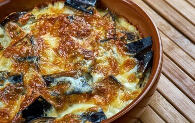 Ljeto iz tepsije: Složenac od patlidžana zbog kojega vrijedi upaliti pećnicu i na ovim temperaturama