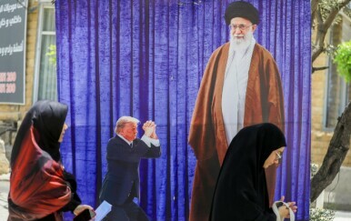 Poster u Teheranu na kojem Trump kleči pred Ajatolahom