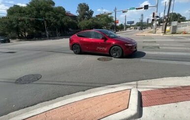 VIDEO Problemi već od prvog dana: Ne baš sjajan početak za Tesline robotaksije u Austinu
