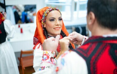 LADO prvi put u dramskoj formi – stiže premijera DVA/LICA, intimne i moćne priče o ljudima iza folklorne izvedbe