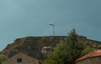 Još se ne zna tko je ukrao zastavu s kninske tvrđave