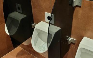 Zbunjujući pisoar