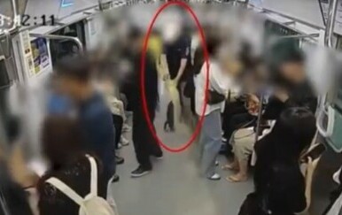 Objavljena snimka, muškarac zapalio vagon metroa u Seulu