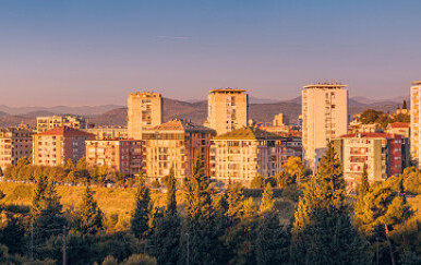 U Mostaru do 42°C, toplinski val otežava gašenje požara, iskrivile se tračnice