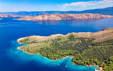 Najsjeverniji zimzeleni otok na Jadranu: San svih robinzona i najuzbudljivije nautičarsko "nigdje" na putu od Raba prema Krku