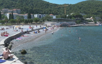 Crveni meteoalarm širi se na cijeli Jadran, temperature povećava fenska bura: "U tri ujutro je bilo 30 stupnjeva, ovo nije normalno"