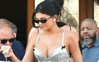 Kylie Jenner na svadbu Jeffa Bezosa i Lauren Sanchez nosila svijetlog tona