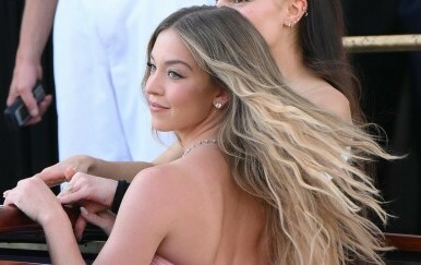 Sydney Sweeney istaknula dekolte u romantičnoj haljini na vjenčanju Jeffa Bezosa i Lauren Sanchez