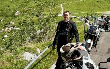 U prometnoj nesreći poginuo je švicarski motociklist, njegova sestra se oprostila od njega