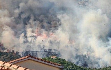 Veliki požar iznad Kaštela