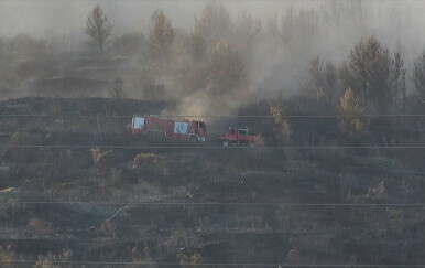 Veliki požar iznad Kaštela, kanaderi ne mogu letjeti