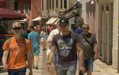 Kraj lipnja donio prve veće turističke gužve, Poljaci stižu vlakom
