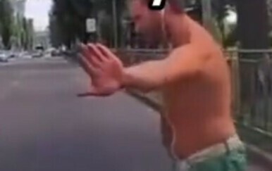 Vozačica umalo pregazila pješaka na zebri, njegova reakcija postala hit