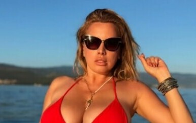 Nives Celzijus istaknula bujne obline u crevnom bikiniju