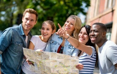 Razni turisti koji gledaju na kartu
