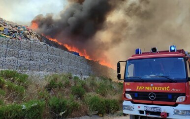 Veliki požar na deponiju u Metkoviću, uključili se i kanaderi