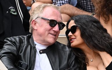 Duboki dekolte i pogled koji osvaja: Salma Hayek ponovno je ukrala svu pažnju
