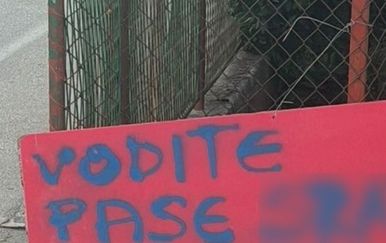 "Dalmatinski TED talk": Zadrani ostavili poruku ispred kuće, čini se da je kriza