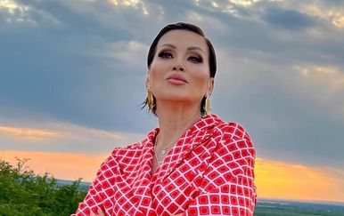 Nina Badrić u efektnom odijelu i sandalama s visokom petom