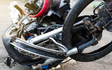 Motociklist bez odgovarajuće dozvole i kacige završio u ogradi