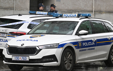 Pula: Nijemci bježali policiji pa se zaletjeli i udarili u policijsko vozilo