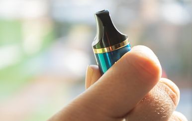 Sve više mladih završava u bolnici zbog e-cigareta! Evo na što trebate paziti