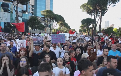 Albanci ne odustaju, tisuće na ulicama zbog projekta Trumpovog zeta: "Ne mogu korumpirani političari odlučivati o našoj imovini"