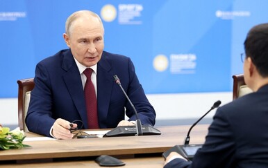 Kremlj: Putin održao 'prijateljski razgovor u četiri oka' sa Schroederom