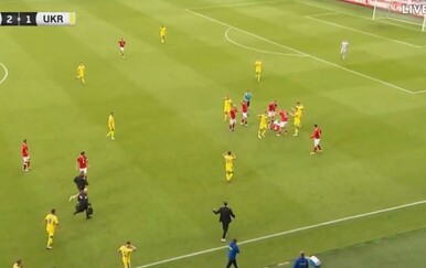 Christian Eriksen se srušio na terenu, utakmica je prekinuta i otkazana