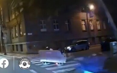 Mladići su se vozili po Bratislavi na kauču, uhvatila ih policija