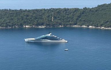 U Dubrovnik stigla jahta Deep Blue