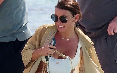Coleen Rooney s Chanelovom torbicom na plaži
