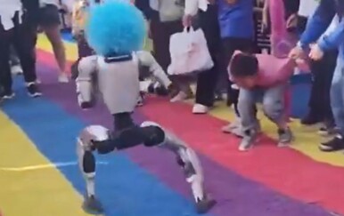 Robot u Kini udario dječaka u trbuh