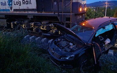 Vatrogaci objavili fotografije spašavanja ljudi iz automobila na koji je naletio vlak