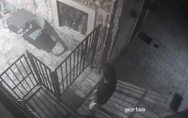 Druga strana turizma u Splitu: Kamera ispred ulaza snimila nemile prizore
