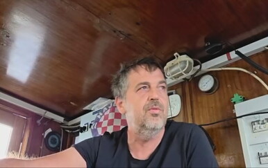Ribar s Brača iz pune mreže spasio dupina