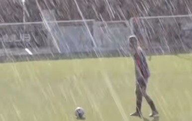 Nogometni teren zahvatio nevjerojatni prirodni fenomen, ovo se viđa samo jednom u životu