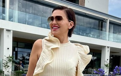 Nina Badrić u topu s volanima i midi suknji