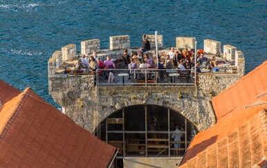 Bez lifta i stepenica: Hit-mjesto na hrvatskom otoku za koktele i zalaske sunca u kuli iz 15. stoljeća