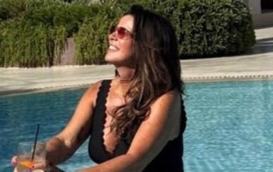Majka Harryja Stylesa objavila fotografije u kupaćem kostimu i oduševila mladolikim izgledom