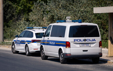 Prometna nesreća kod Udbine: Muškarac prevozio migrante pa sletio u provaliju i pobjegao