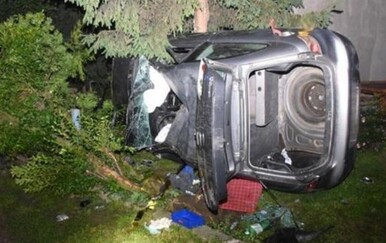 Pijan, bez vozačke i u neregistriranom automobilu završio u ogradi pa se prevrnuo