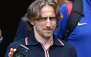 Luka Modrić na maskici mobitela nosi motiv s Thompsonova koncerta