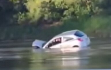 Auto u rijeci Dravi