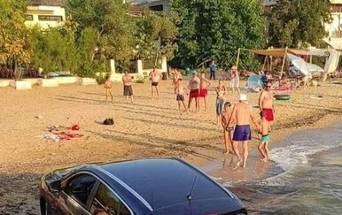 "Uče ga plivati u moru": Prizor s plaže obišao svijet, čini se da im baš ne ide