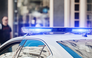 Pijani vozač bez dozvole udario u policijsko vozilo, ozlijeđena četiri policajca